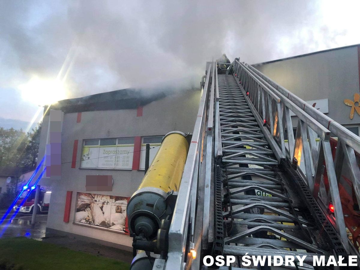 Otwock. Pożar sklepu wielkopowierzchniowego. W akcji 12 zastępów straży pożarnej