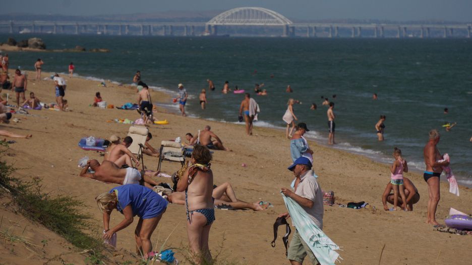 Plaża na Krymie z widokiem na przeprawę kerczeńską