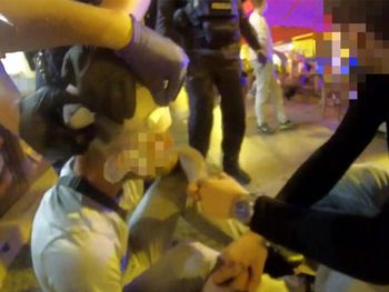 Na chodniku leżał nieprzytomny mężczyzna. Silnie krwawił z głowy