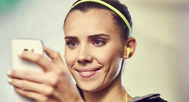 Raiffeisen Polbank zaczyna promocję „#Korzystaj”, w reklamach trenerka fitness Adrianna Palka (wideo)