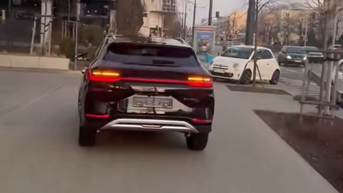 Kierowca z salonu samochodowego jechał po chodniku