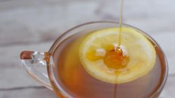 Dodajesz do herbaty? Największy mit o miodzie obalony