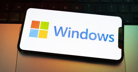 Windows 11 i przycisk "Zamknij". Co naprawdę dzieje się z systemem?