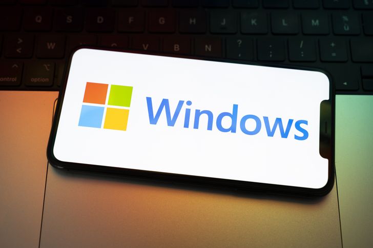 Windows 11 i przycisk "Zamknij". Co naprawdę dzieje się z systemem?