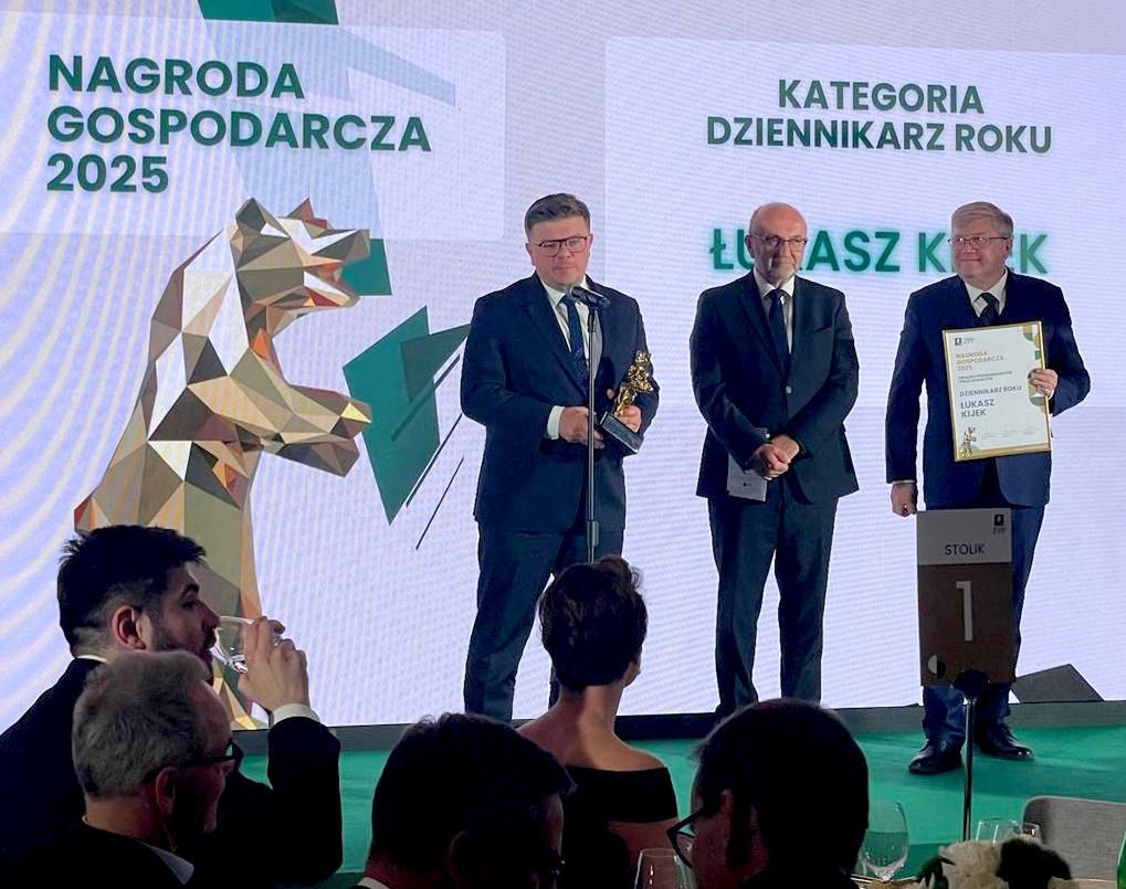 W środku kadru szef redakcji money.pl Łukasz Kijek, pierwszy z prawej prezes ZPP Cezary Kaźmierczak