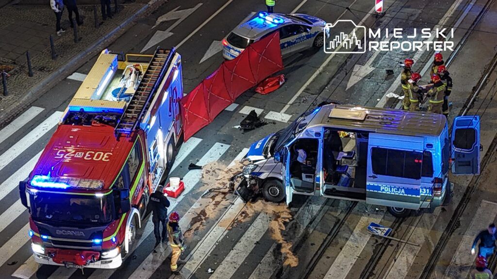 Warszawa: Poważny wypadek z udziałem radiowozu i przewozu osób na Marszałkowskiej. Rannych pięć osób