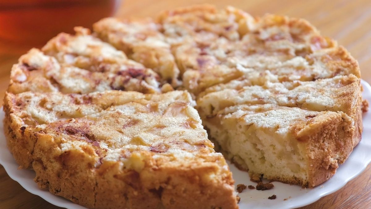 Puszysty jabłecznik z karmelizowanymi jabłkami