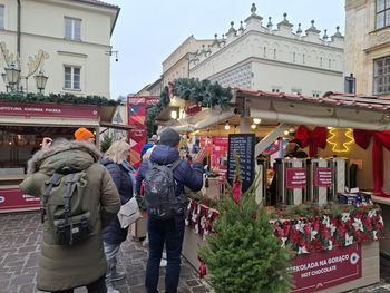 Kraków: Co zjecie na Kiermaszu Bożonarodzeniowym na Małym Rynku? Sprawdź, jakie ceny i asortyment przygotowała strefa gastronomiczna