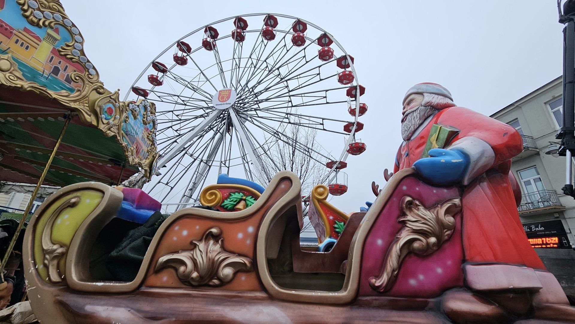 Atrakcją są również sanie Świętego Mikołaja.