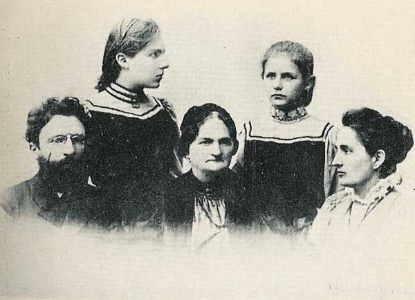 Zdjęcie rodziny Nałkowskich (siedzą od lewej Wacław Nałkowski, jego teściowa i żona Anna. Stoją córki Zofia i Hanna)