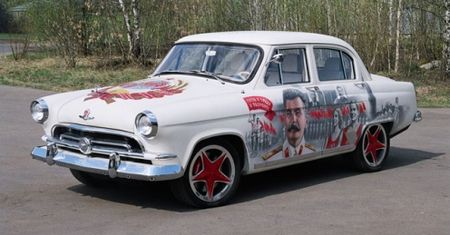 Replika Wołgi GAZ-21 bazująca na Porsche Cayenne