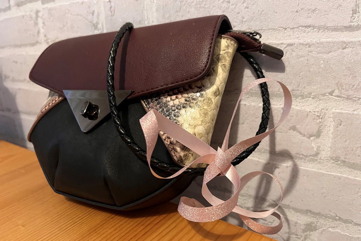 The ribbon on the bag is increasingly popular among women.