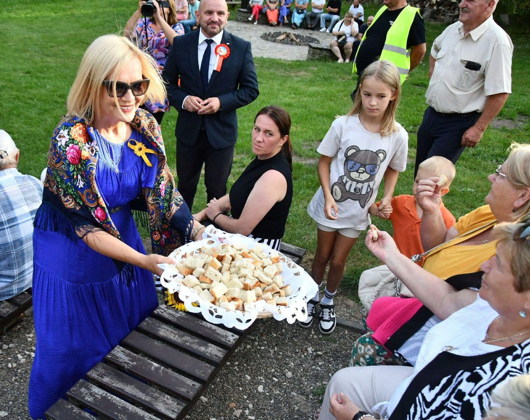 Dożynki 2025 w Masłowie. Dożynkowy chleb rozdaje Renata Janik, marszałek województwa świętokrzyskiego. 