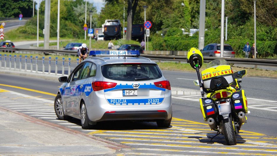 Stock MaBaPHOTO: ZOFIA I MAREK BAZAK / EAST NEWS   Warszawa N/z patrol policji, radiowoz policyjny i motoambulans, ambulans medyczny, motocykl wykorzystywany jako pojazd ratunkowy podczas Tour de PologneZOFIA BAZAK