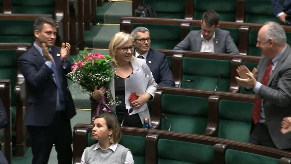 Owacje na stojąco w Sejmie. Posłanka dostała kwiaty