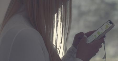 Odgórny zakaz telefonów w szkołach? MEN zdradza plany zmian