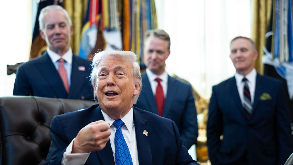 US President Donald Trump signs executive orders in the Oval Office at the White House, Washington, DC, USA, 30 January 2026. EPA/FRANCIS CHUNG / POOL Dostawca: PAP/EPA.