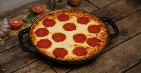 Choć na pierwszy rzut oka wygląda jak pizza, to tylko pozory. Pod salami i warstwą sera czeka makaron