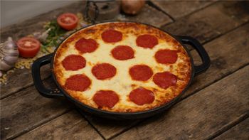 Choć na pierwszy rzut oka wygląda jak pizza, to tylko pozory. Pod salami i warstwą sera czeka makaron