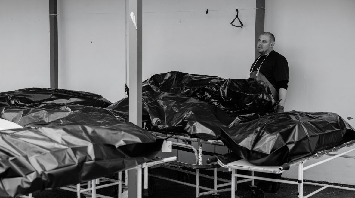 Kostnica w Buczy. Lekarze medycyny sądowej nie nadążają z sekcjami zwłok