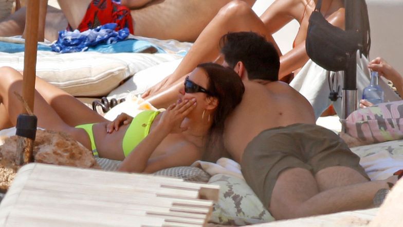 Irina Shayk na Ibizie z tajemniczym przystojniakiem 