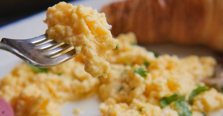 Ruch patelnią, który robi różnicę. Jajecznica wyjdzie idealnie kremowa jak w gwiazdkowej restauracji
