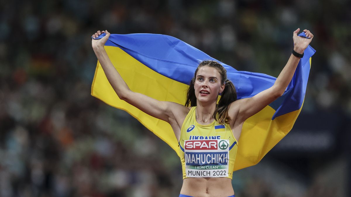 MUNICH, GERMANY - AUGUST 21: Gold medalist Yaroslava Mahuchikh of Ukraine celebrates after the Athletics - Women's High Jump Final on day 11 of the European Championships Munich 2022 at Olympiapark on August 21, 2022 in Munich, Germany. (Photo by Maja Hitij/Getty Images)