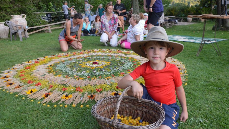 Podczas Festiwalu Wędrowania w Kapkazach powstała piękna mandala, wykonano ją z płodów ziemi.