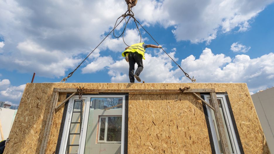 Kobieta przekazała 300 tys. zł mężczyźnie, którego firma miała zbudować dom modułowy. Pieniądze zniknęły, mężczyzna też