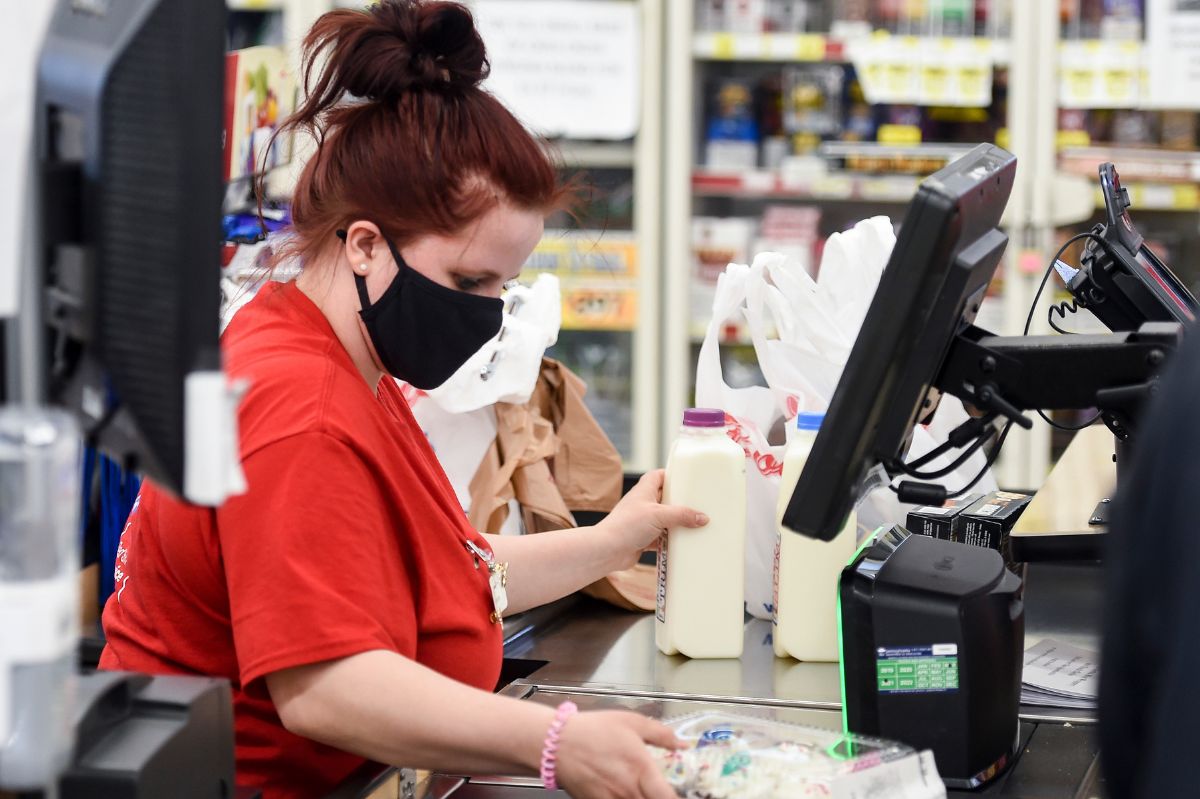 Pandemia negatywnie wpłynęła na pracę kasjerek w sklepach spożywczych