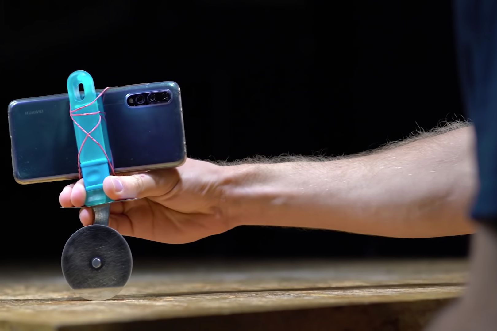 Zrób slider do filmowania smartfonem z noża do pizzy 1