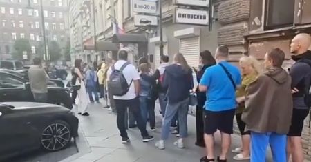 Ogromne kolejki w Rosji. Mieszkańcy stoją przed kantorem