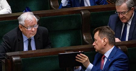 Najnowszy sondaż. Traci Andrzej Duda, traci PiS. Partia Jarosława Kaczyńskiego i tak liderem