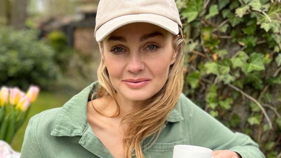 Małgorzata Socha w zielonym kombinezonie