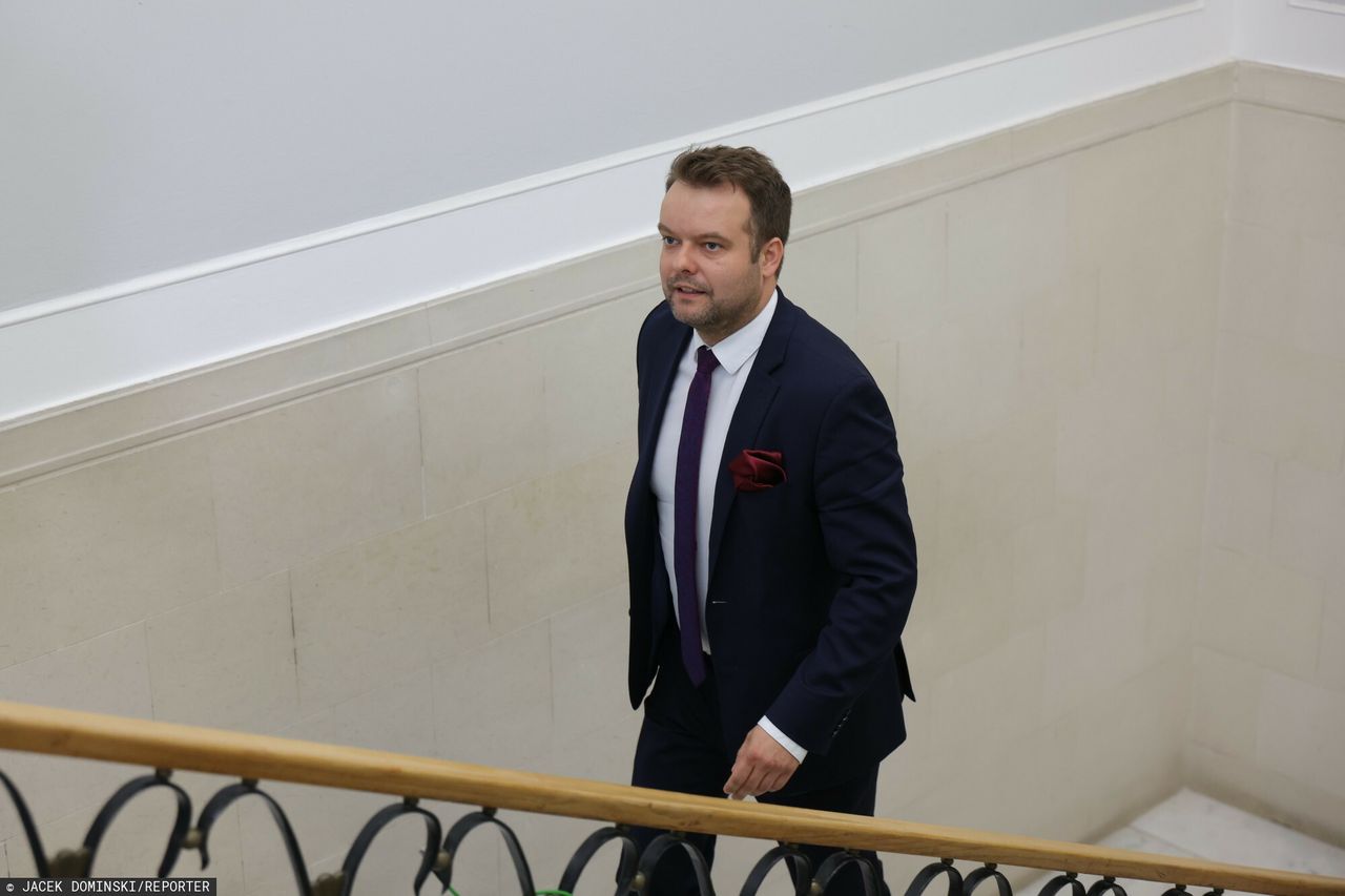 "Zaniepokojenie inicjatywą". Bochenek o kulisach narady PiS