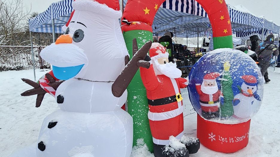 Oprócz tradycyjnie dostępnych artykułów na ośnieżonej giełdzie w Miedzianej można było kupić różnego rodzaju Mikołaje, bałwany i renifery.  Co jeszcze?