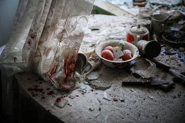 Pierwsze miejsce w kategorii - ogólne newsy (general news) zdobyło zdjęcie przedstawiające zniszczone sprzęty kuchenne w centrum Doniecka, gdzie 26 sierpnia 2014 roku ostrzał artyleryjski zabił 3 osoby i ranił 10.