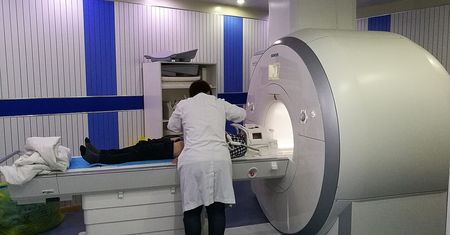 Miał metalowy łańcuch, wciągnęło go do rezonansu magnetycznego. Nie żyje