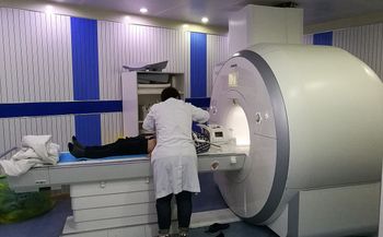 Miał metalowy łańcuch, wciągnęło go do rezonansu magnetycznego. Nie żyje