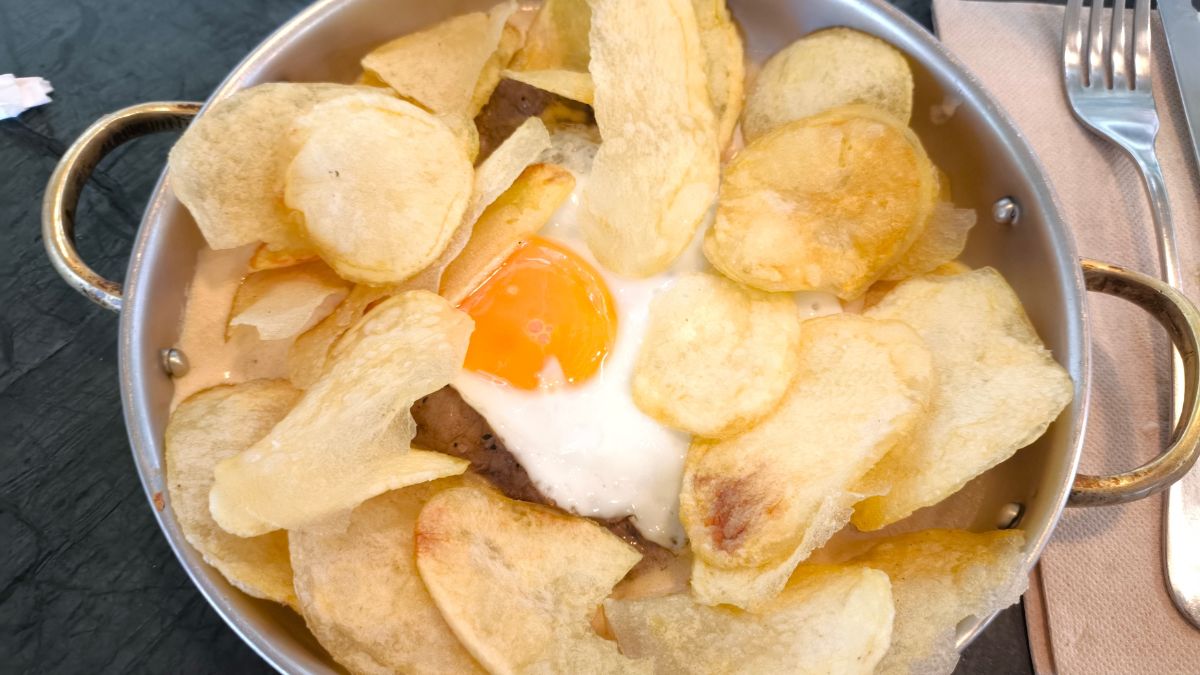 Portugalskie danie z chipsami w roli głównej