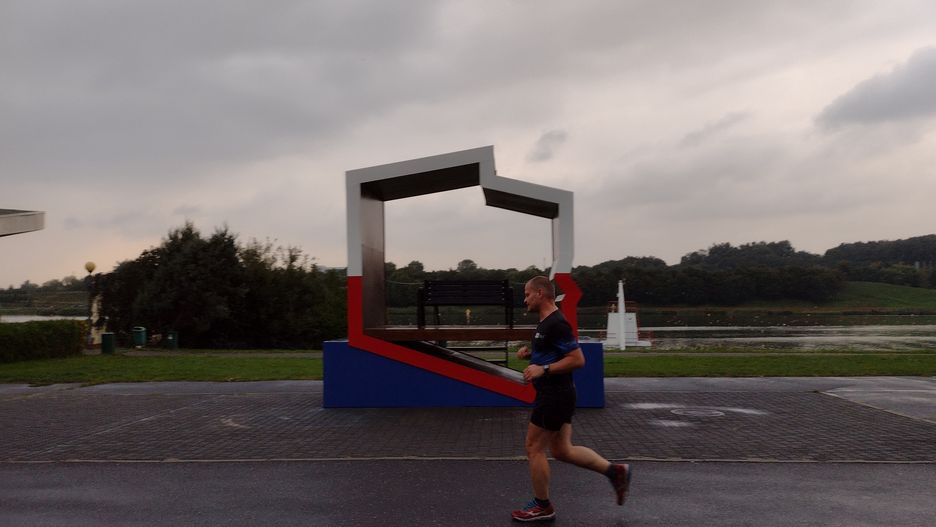 Patriotyczna ławeczka nad Maltą w Poznaniu już po pierwszym remoncie