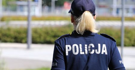 Policjantka mówi, jak wezwać pomoc "po cichu". Genialny patent