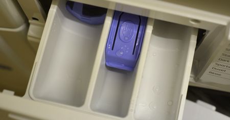 Włóż do każdej przegrody. Pralka szybko będzie jak nowa