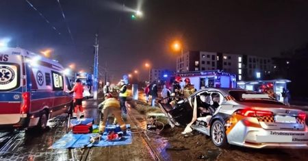 Poważny wypadek w Krakowie. Uwięziony kierowca wymagał ewakuacji