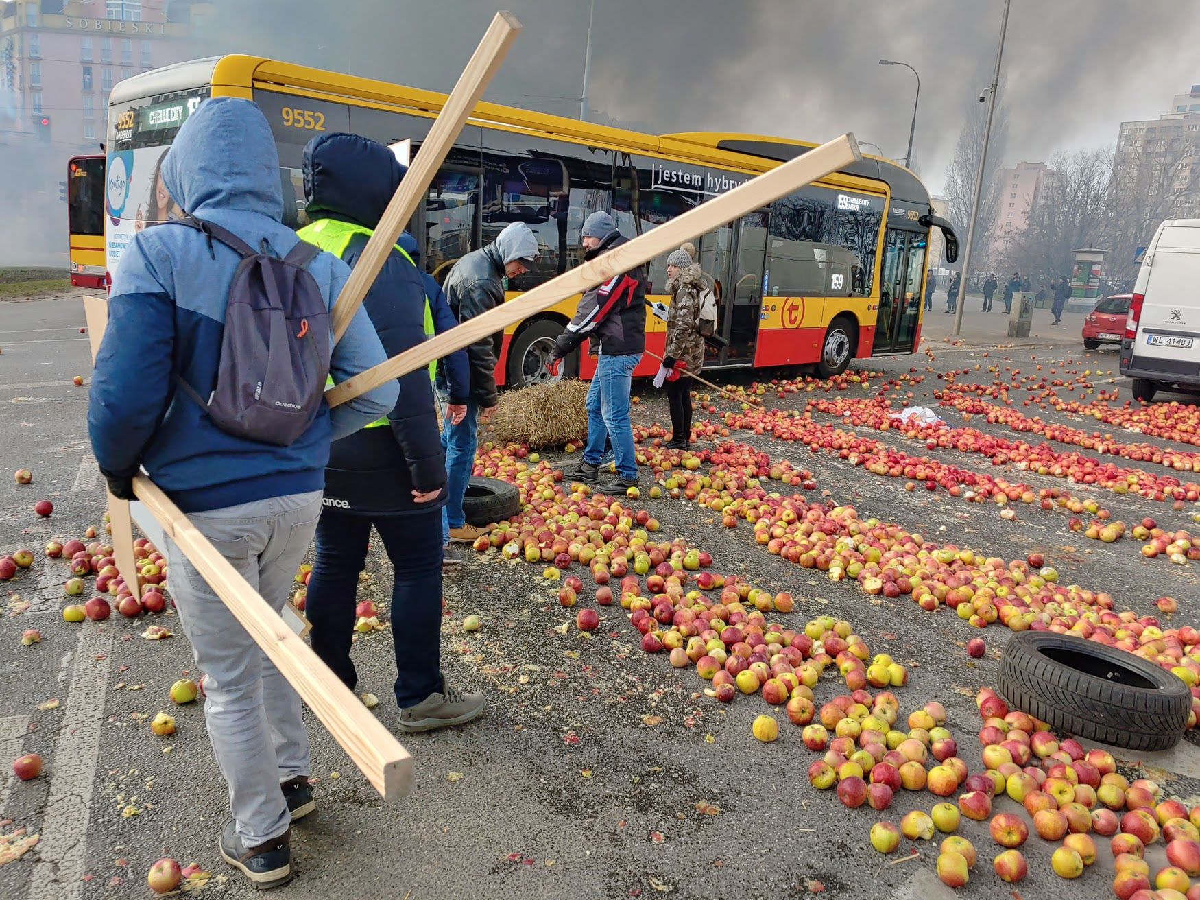 Ogień, jabłka i świńskie łby. Zdjęcia z protestu rolników 7