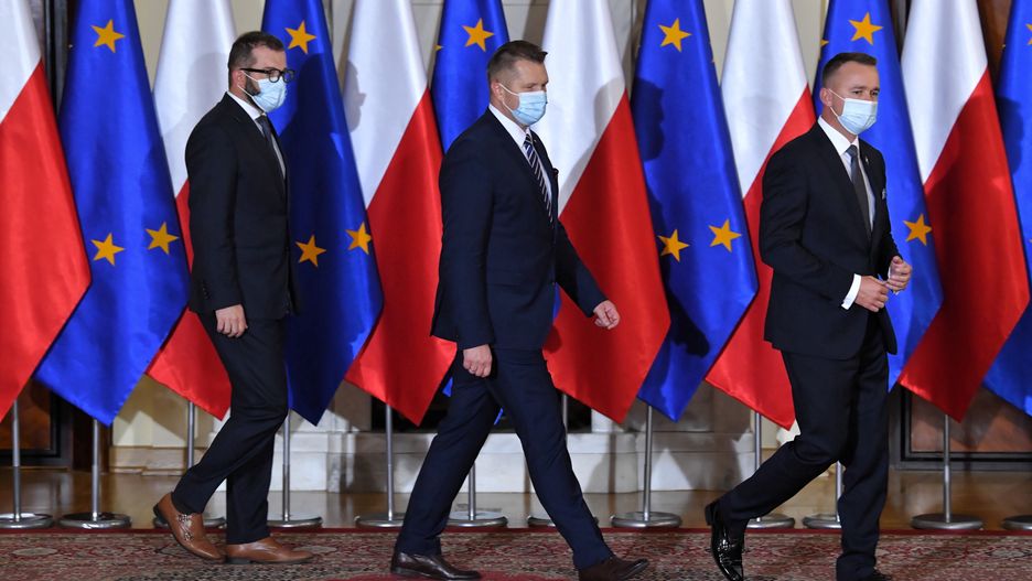 Nowi ministrowie - od lewej: minister rolnictwa i leśnictwa Grzegorz Puda, minister edukacji i nauki Przemysław Czarnek, oraz minister - członek Rady Ministrów Michał Cieślak podczas środowej konferencji prasowej dot. informacji na temat planowanych zmian w składzie Rady Ministrów