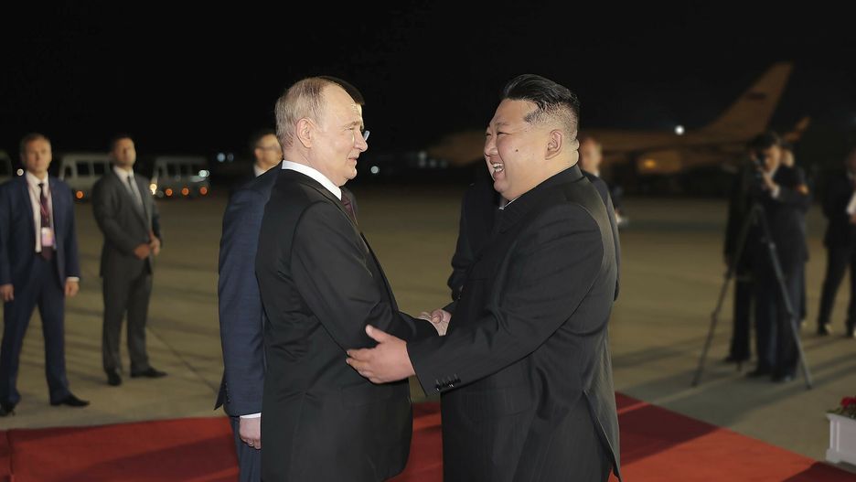 Wizyta Putina w Korei P�?nocnej
This photo provided on Wednesday, June 19, 2024, by the North Korean government, Russian President Vladimir Putin, center left, is greeted by North Korea's leader Kim Jong Un, center right, upon Putin's arrival at the Pyongyang International Airport in Pyongyang, North Korea, early Wednesday, June 19. The content of this image is as provided and cannot be independently verified. Korean language watermark on image as provided by source reads: "KCNA" which is the abbreviation for Korean Central News Agency.(Korean Central News Agency/Korea News Service via AP)