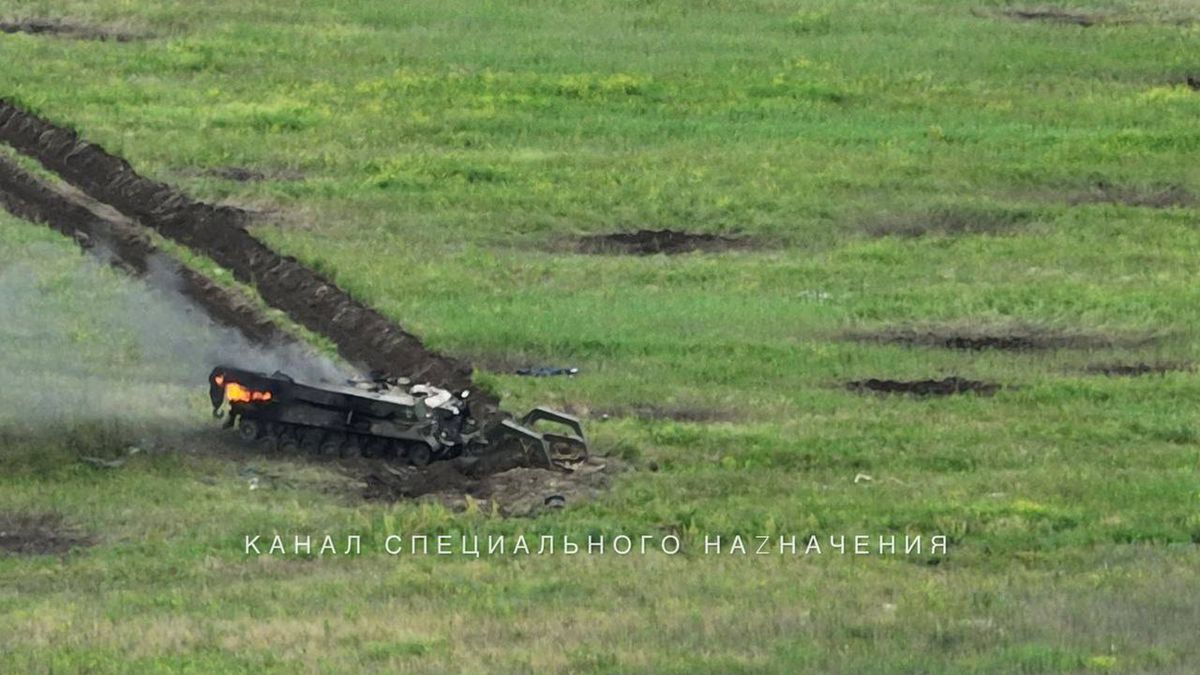 Jakie będą skutki ukraińskiej kontrofensywy? Zniszczony ukraiński wóz zabezpieczenia technicznego