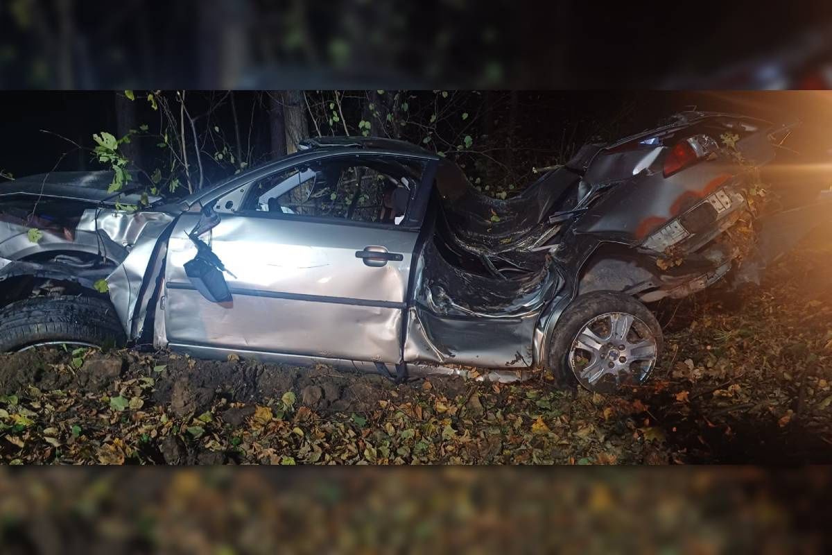 Ford roztrzaskał się o drzewa na ul. Osmolickiej