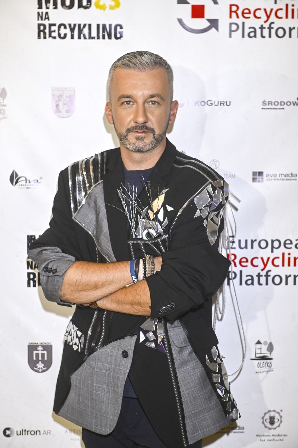 Ekologiczne gwiazdy lansują się na pokazie mody z recyklingu